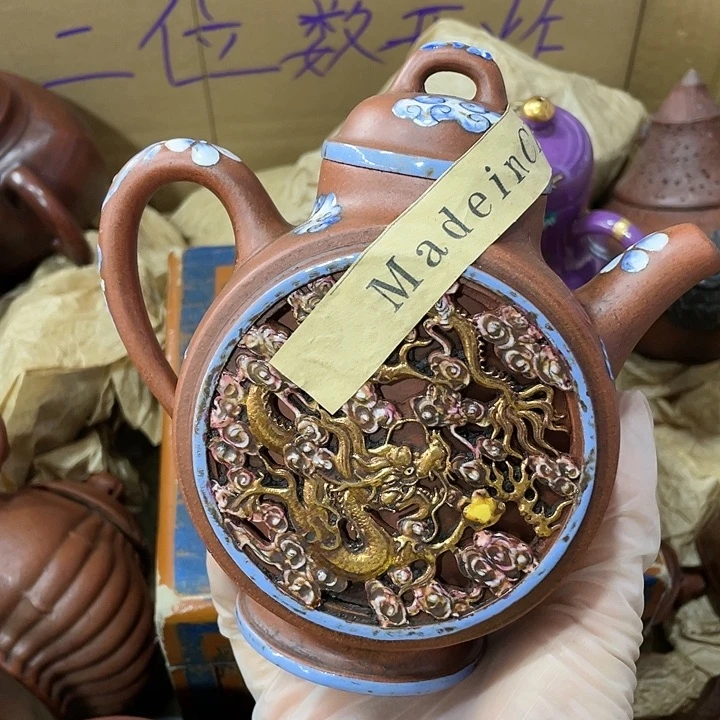 茶壶紫砂原矿泥料，手工制作的一把紫砂壶。