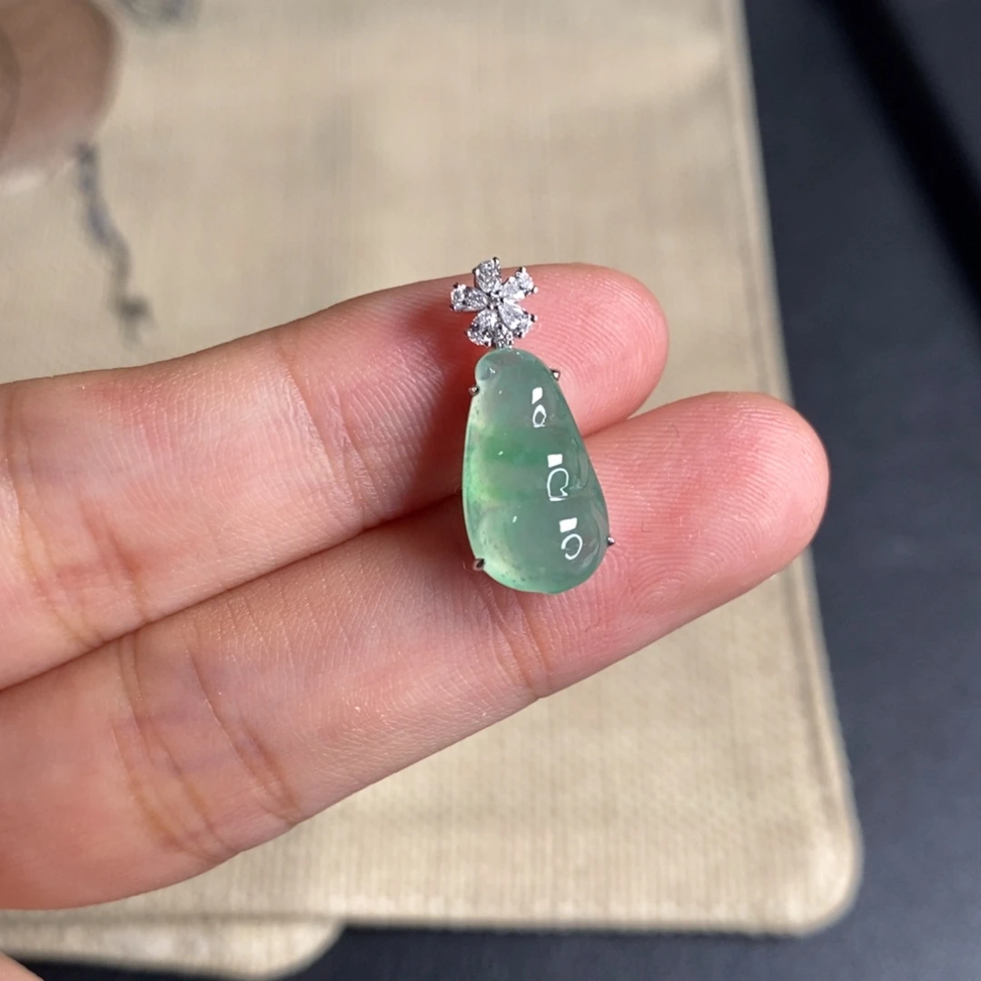 翡翠18K金镶嵌颈饰豆子