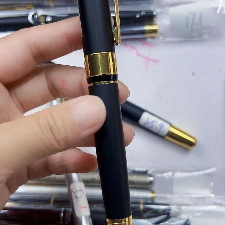 依人602黑色钢笔一支