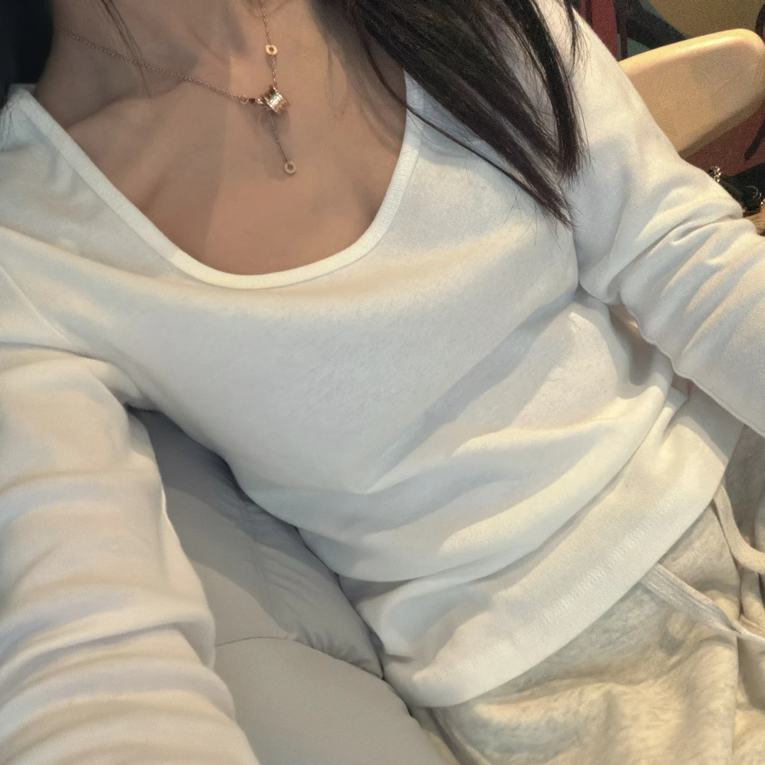 纯色大U领打底衫性感