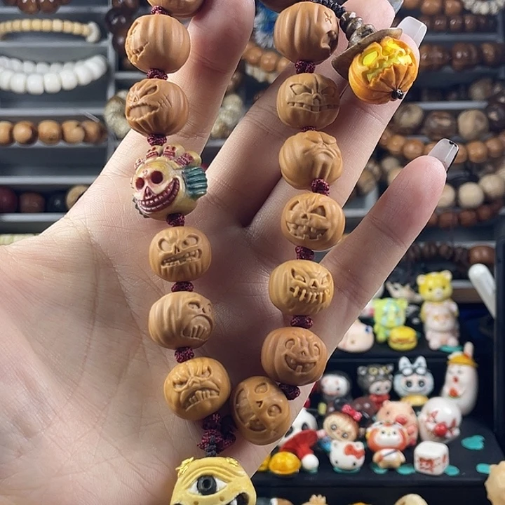 非金属猴头手持一个