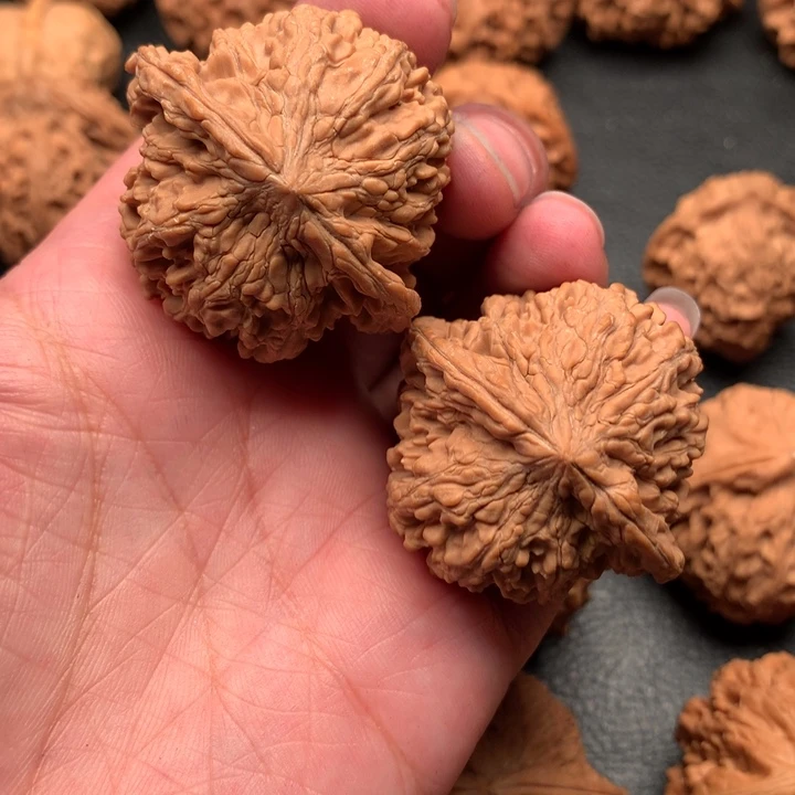 文玩核桃吊坠天****为狮子头