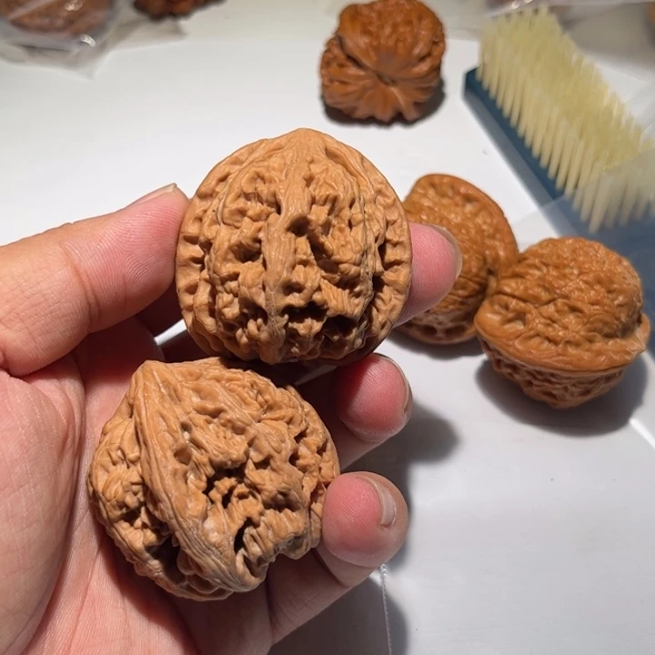 L***佛文玩核桃吊坠狮子头核桃