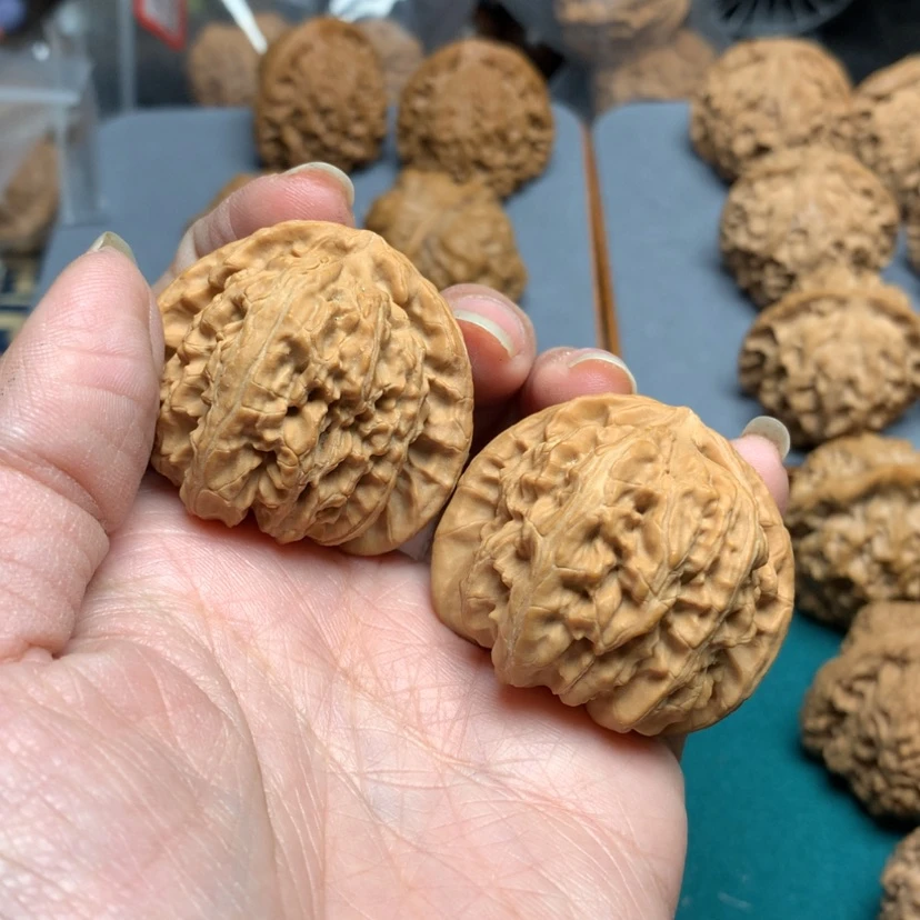 【闪购商品】核桃摆件40三角白编号4068