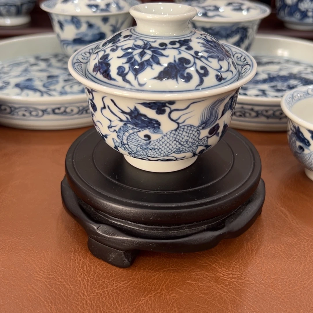 手绘青花麒麟追凤盖碗