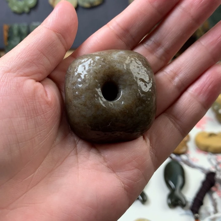 透闪石质玉未镶嵌颈饰