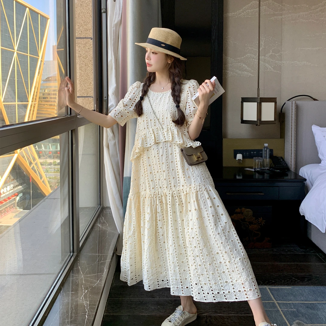 米白色镂空绣花连衣裙夏季女2025新款泡泡袖宽松小个子长款A字裙