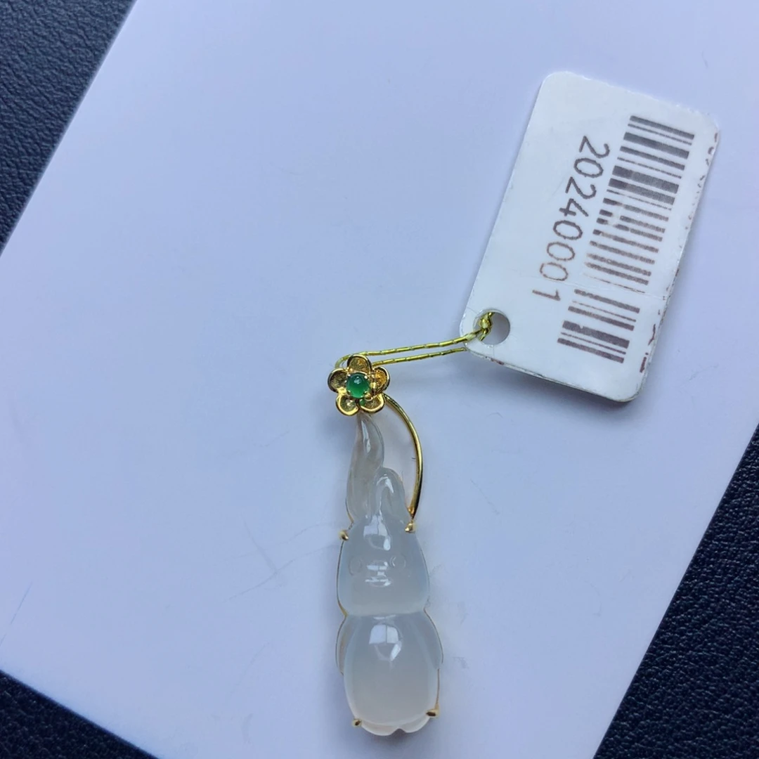 翡翠颈饰未镶嵌兔子