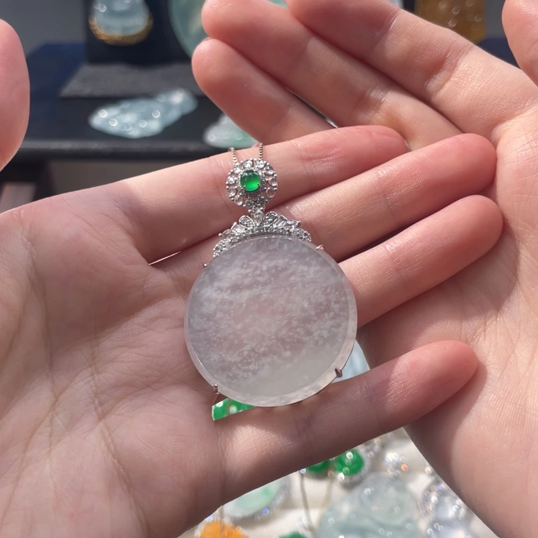 翡翠18K金镶嵌颈饰翡翠