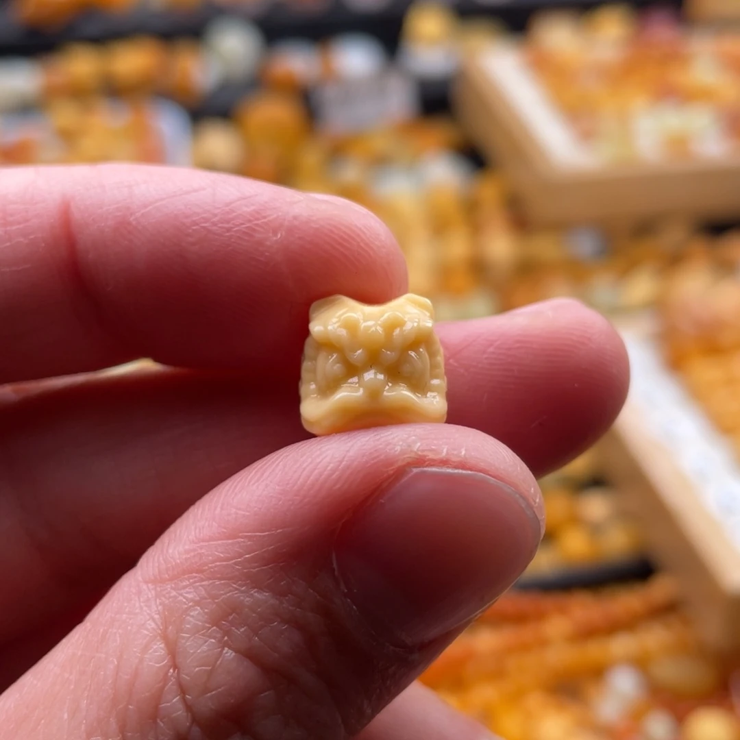 石英质玉（缅黄）颈饰未镶嵌