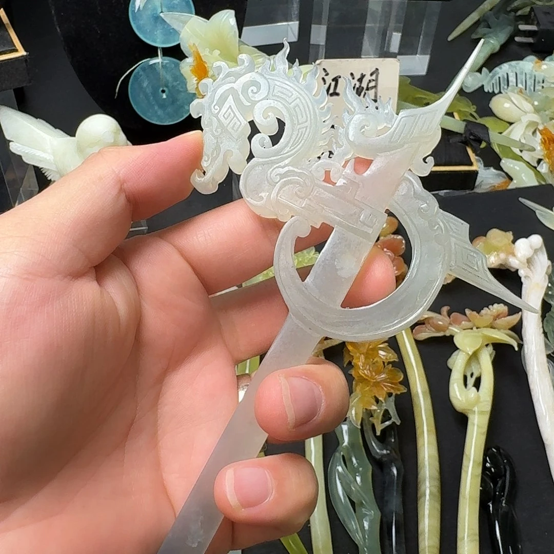 钟***卿未镶嵌蛇纹石玉发饰