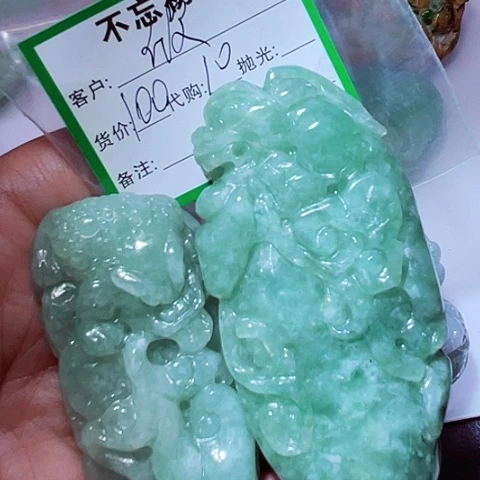 欣***嘟翡翠未镶嵌颈饰缅甸