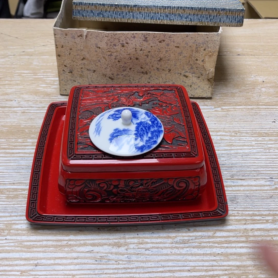 瓷片B****k密密麻麻地排列着一个