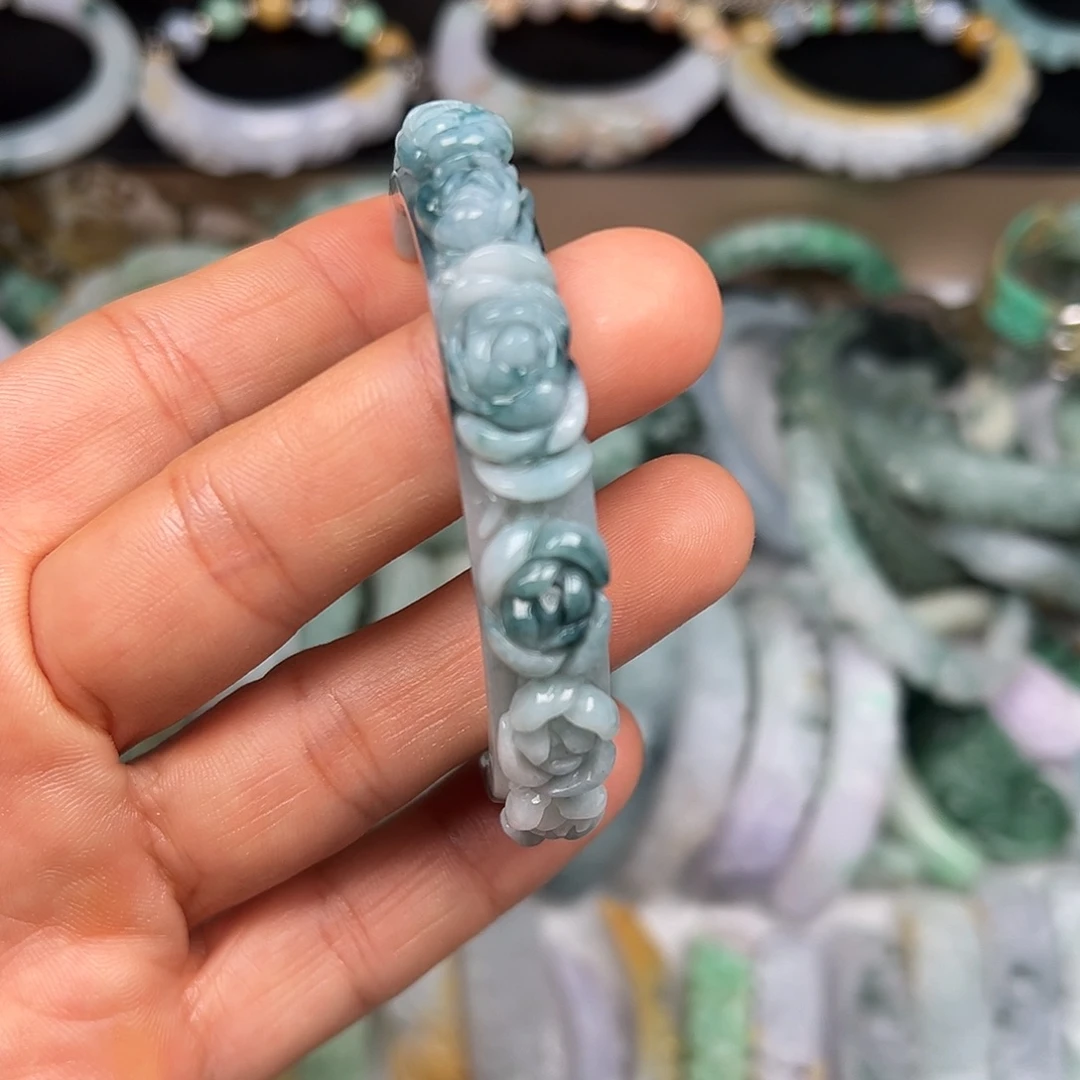 定制翡翠未镶嵌飘蓝花半镯