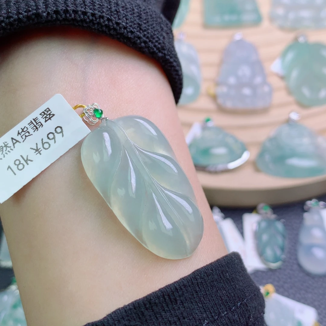 爆***鱼翡翠18K金镶嵌颈饰吊坠