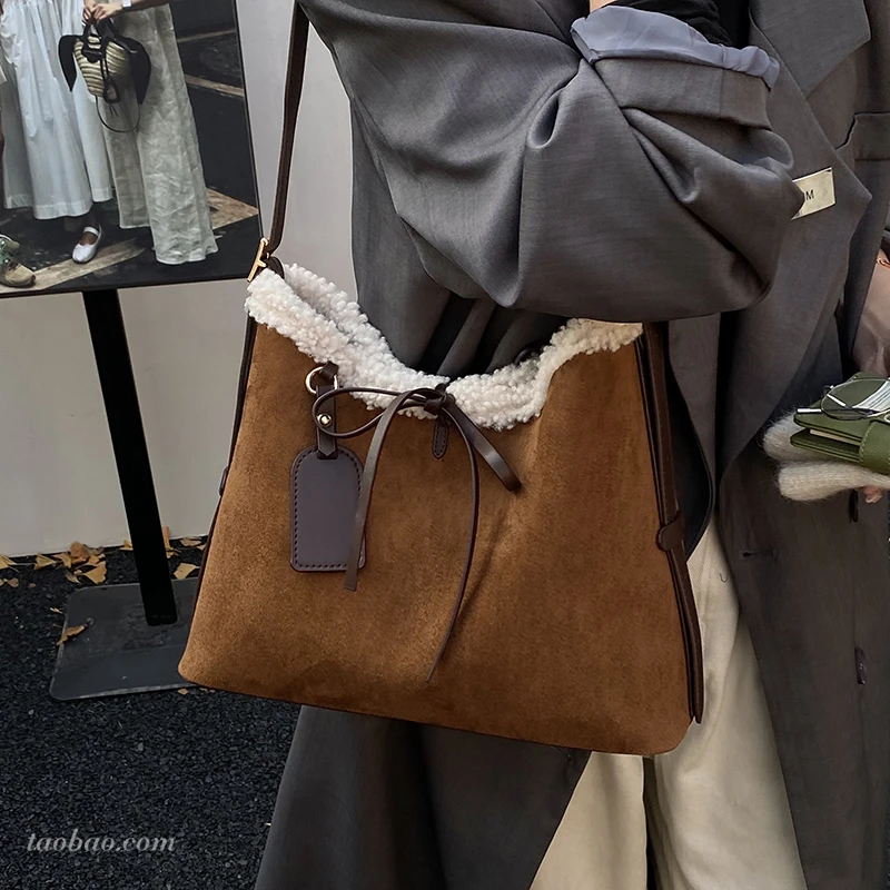 简约复古麂皮绒包包女2025新款通勤百搭斜挎包时尚单肩腋下水桶包