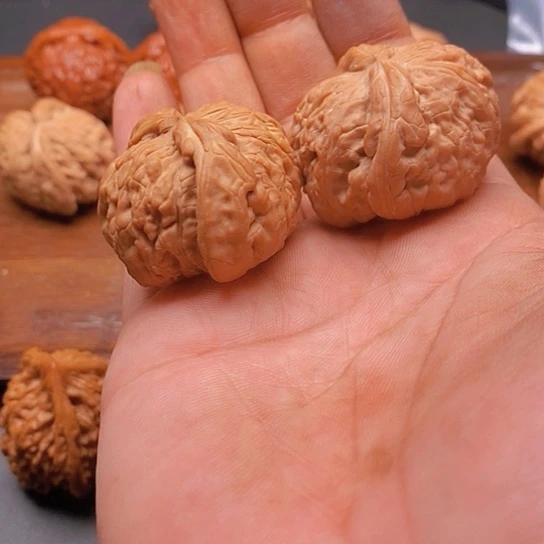 文玩核桃吊坠白狮子异形全品