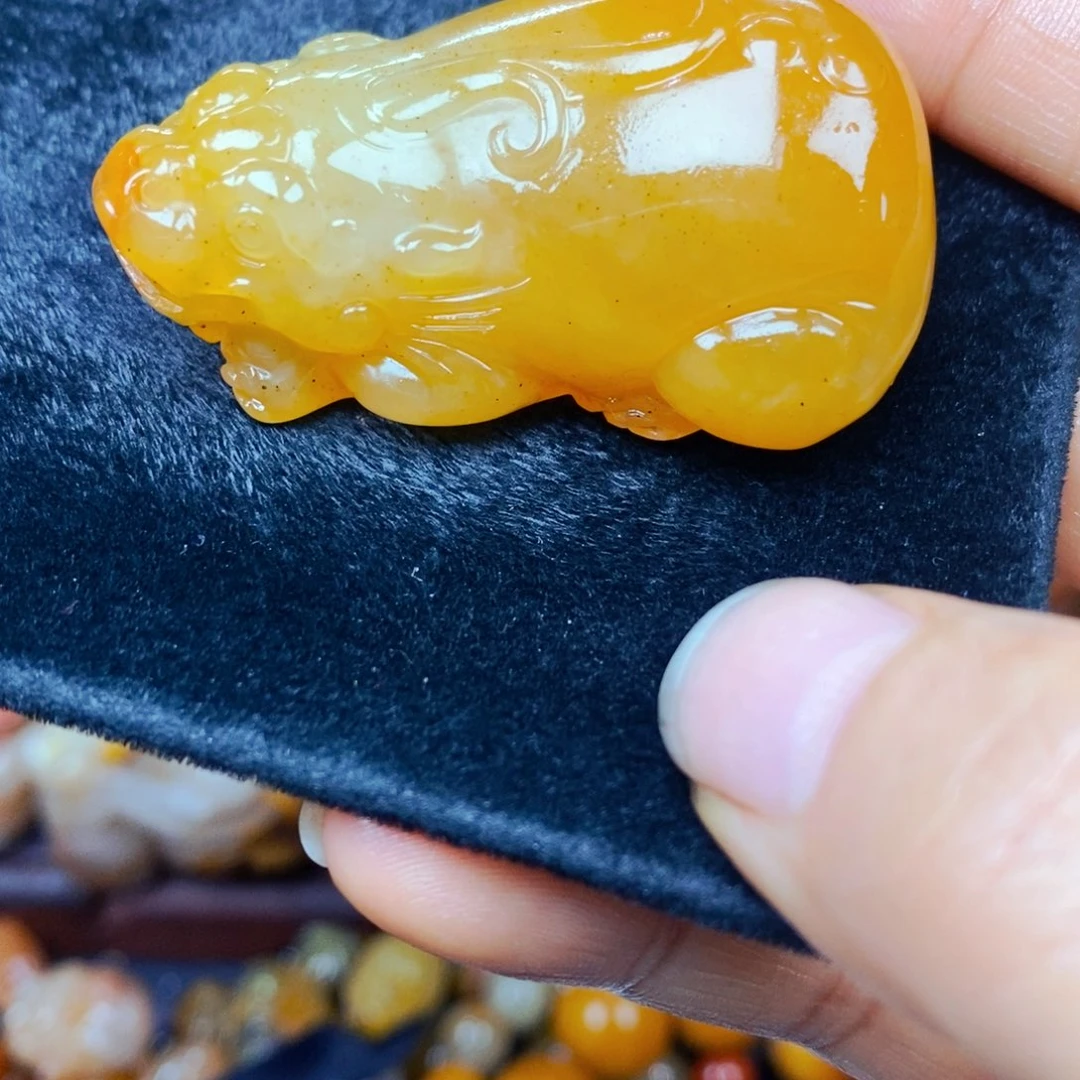 未镶嵌石英质玉（黄龙玉）颈饰