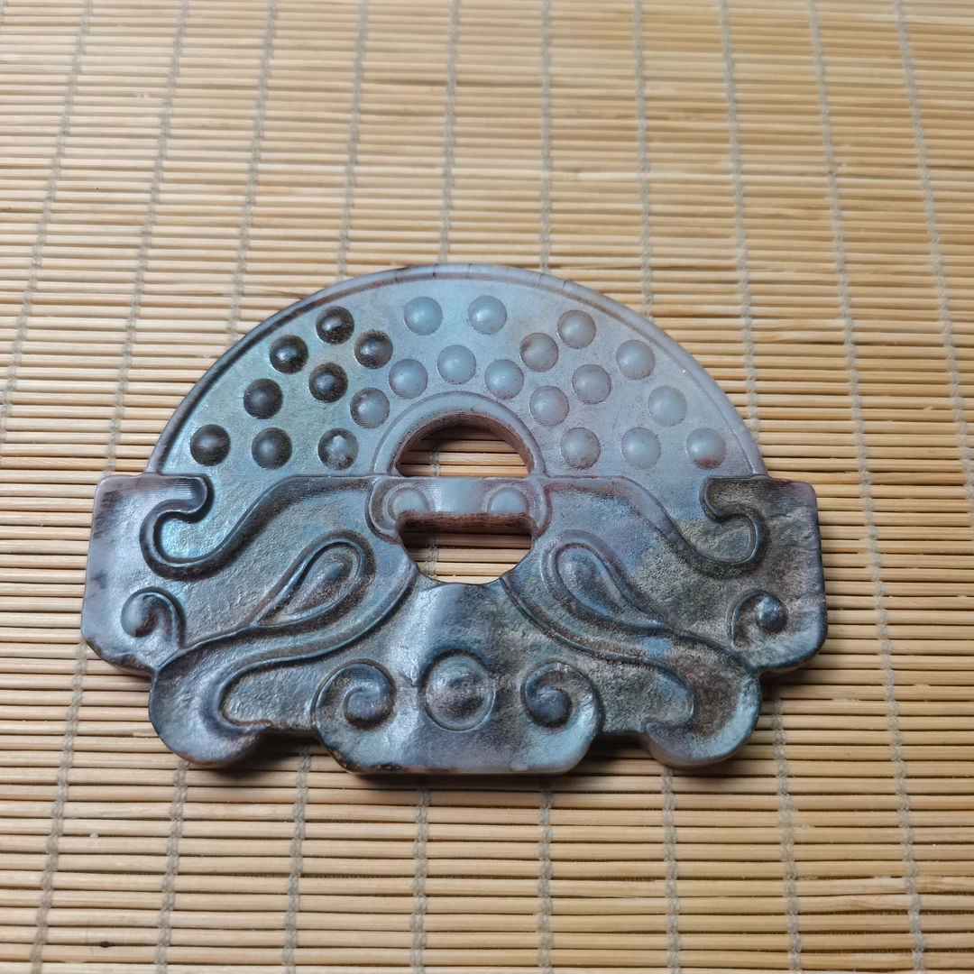 和田玉瑞兽玉璧85克