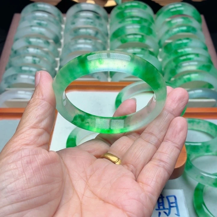 ****红石英质玉未镶嵌手镯