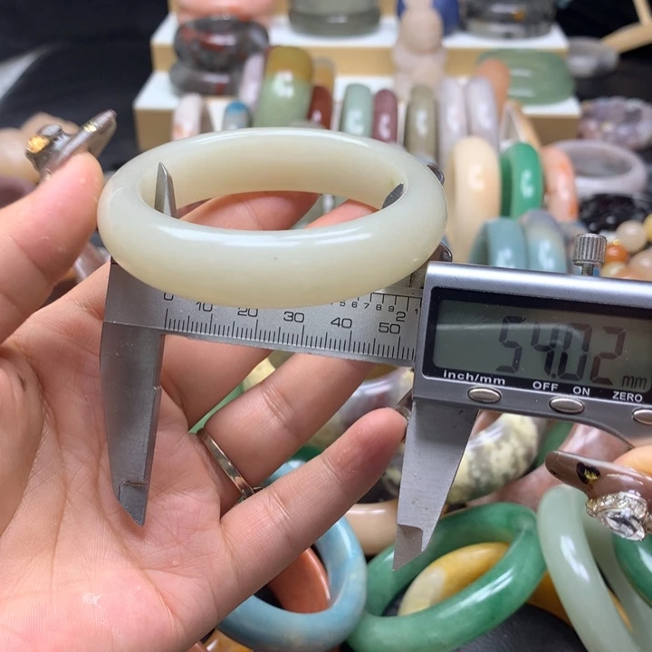 未镶嵌手镯石英质玉