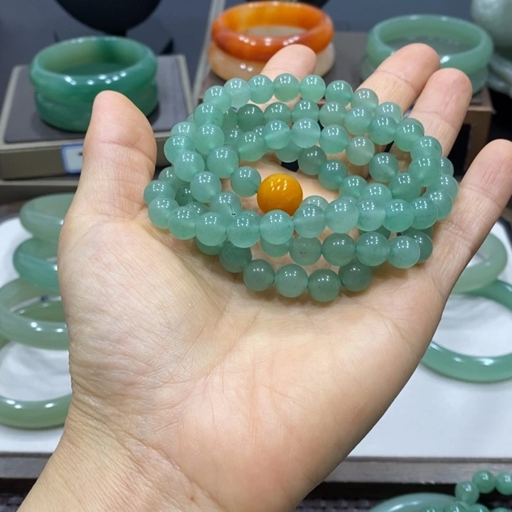 颈饰未镶嵌石英岩玉