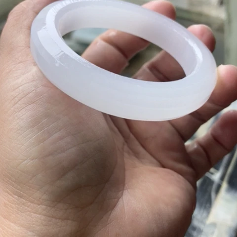 张***哥未镶嵌手镯石英岩玉加工定制