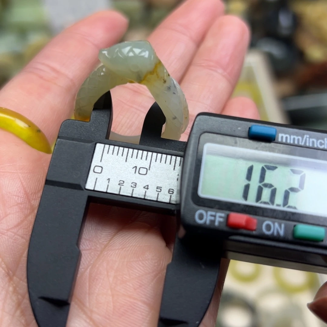 岫玉未镶嵌颈饰花玉蛇戒指