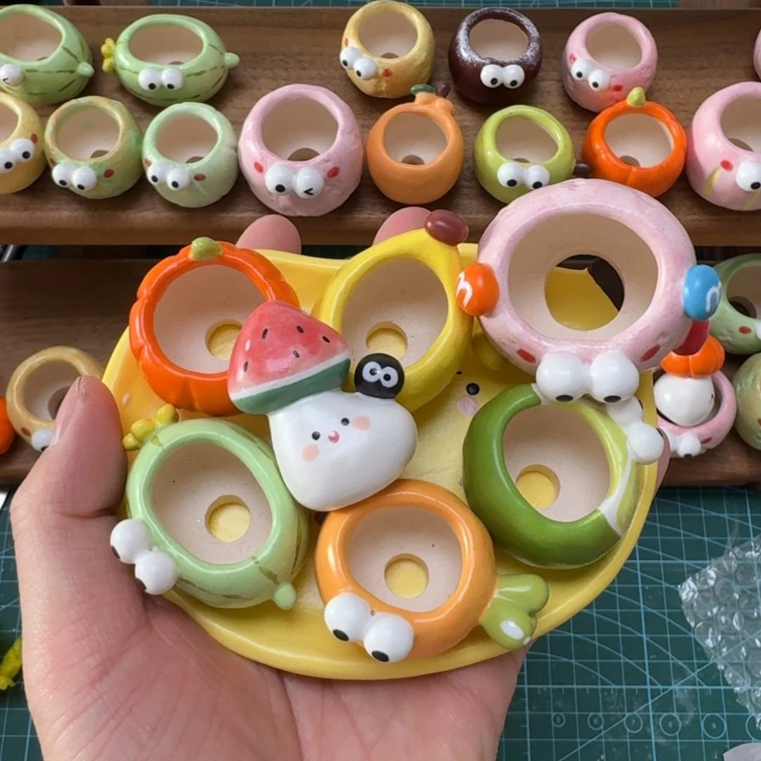 咕***°咕噜噜花盆一组。