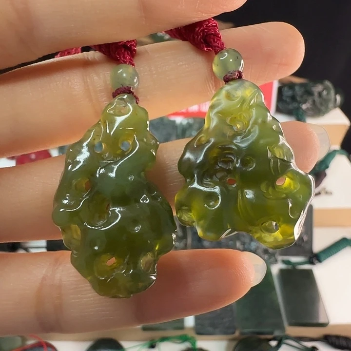 小***溪未镶嵌蛇纹石玉泰山玉原石手把件石来运转吊坠