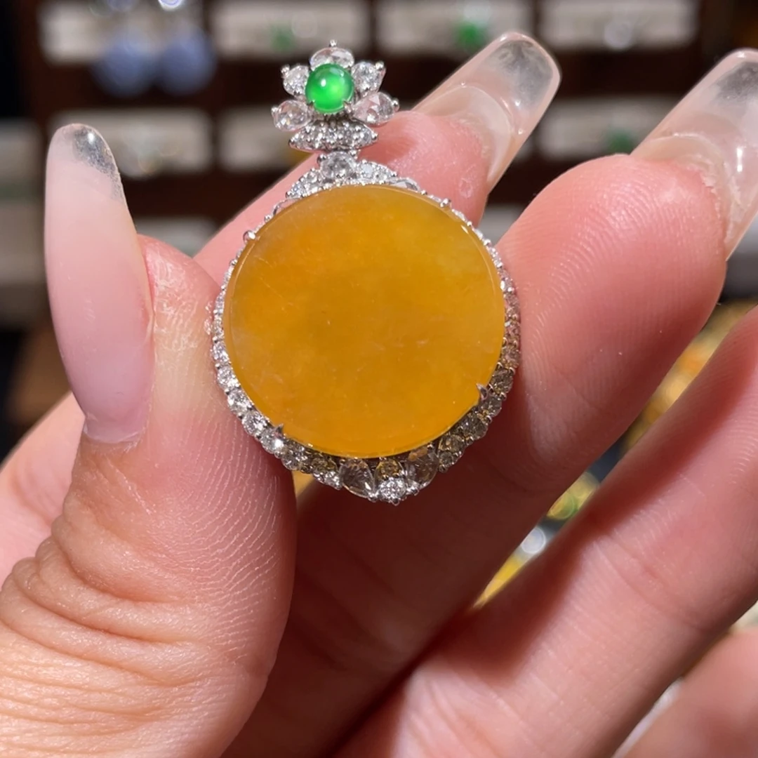 翡翠18K金镶嵌颈饰无事牌天然黄翡