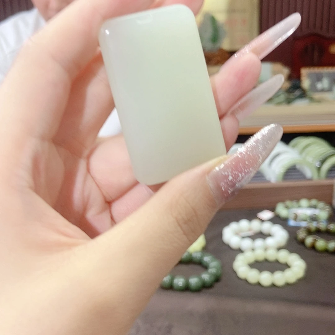 像***着颈饰未镶嵌和田玉