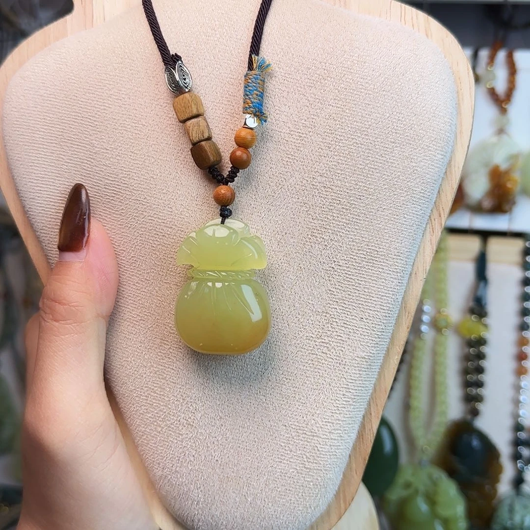 素***心蛇纹石玉未镶嵌颈饰