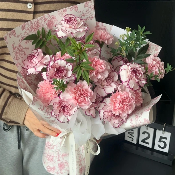 【一代佳人】樱花粉康乃馨紫精灵康乃馨混搭花束母亲节康乃馨花束