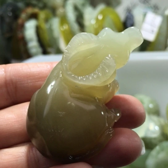 岫玉未镶嵌手把牛