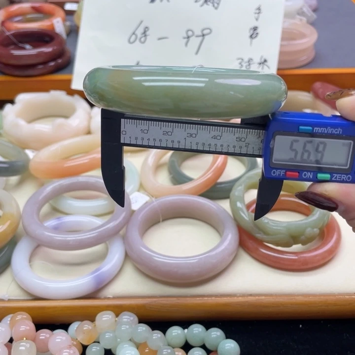 未镶嵌石英岩玉珠宝奇石