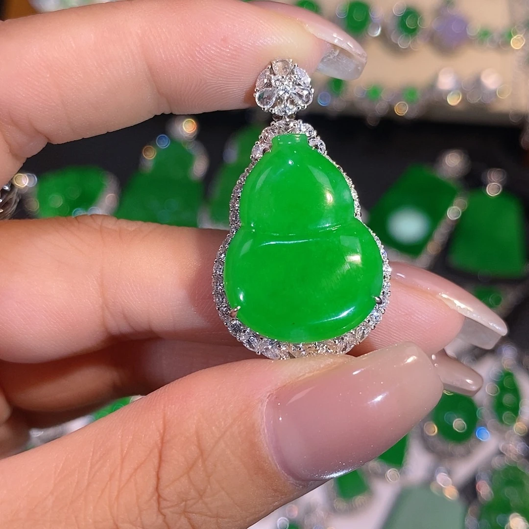 翡翠18K金镶嵌颈饰葫芦吊坠