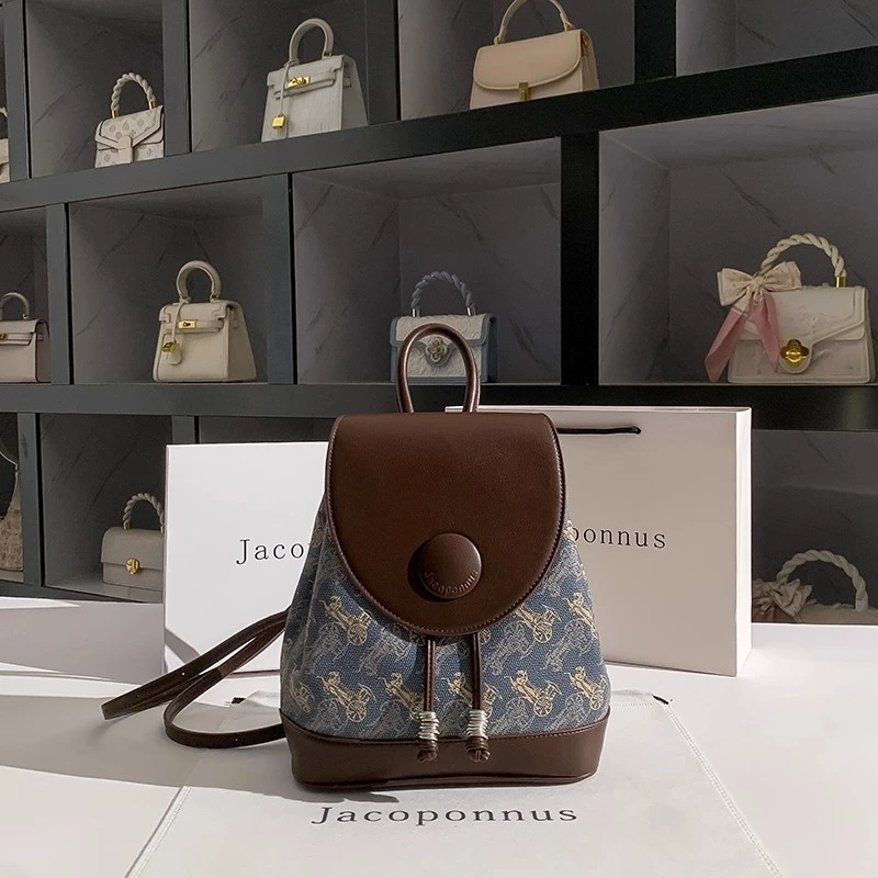 2025新款女小众设计马车印花高级质感轻奢双肩包早秋休闲百搭背包