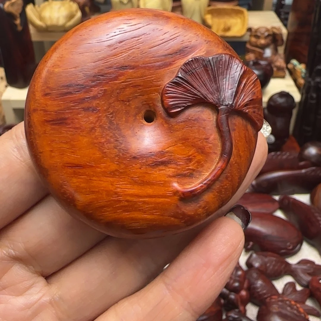 木f小叶紫檀雕刻银杏叶扣把件