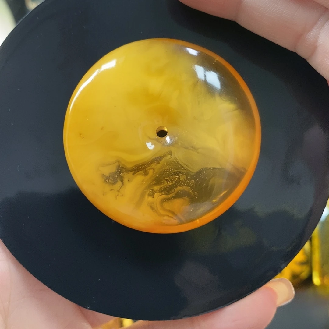 琥珀未镶嵌颈饰平安扣