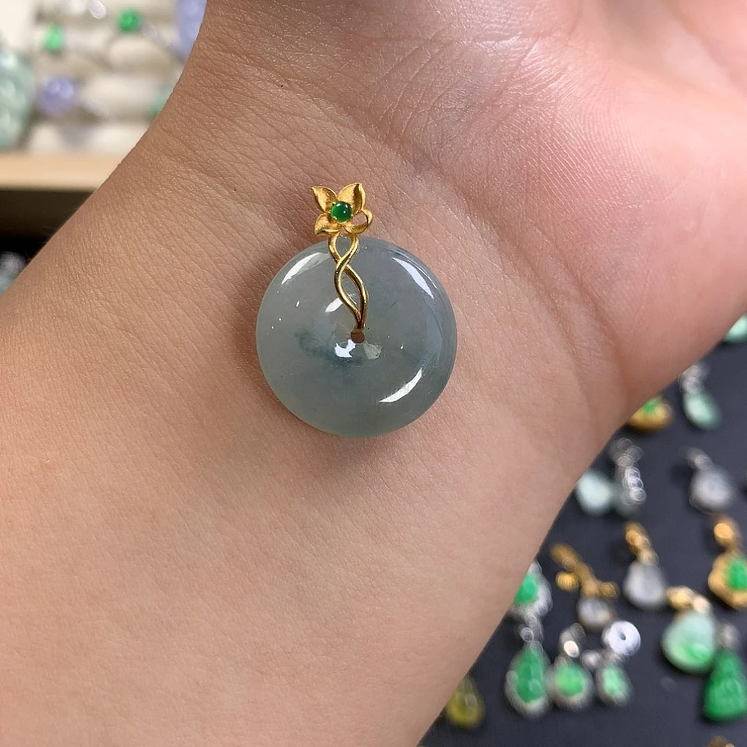 一***游翡翠18K金镶嵌颈饰