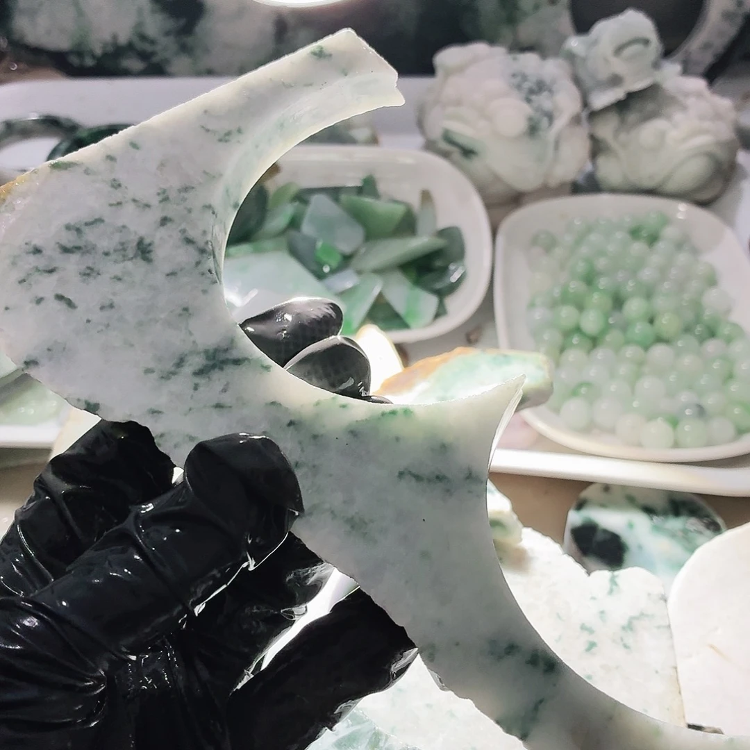 翡翠未镶嵌颈饰边角料