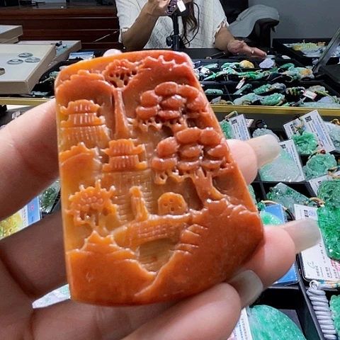 翡翠未镶嵌颈饰一个