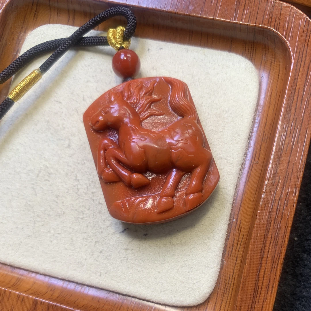 南红川料精工吊坠马牌
