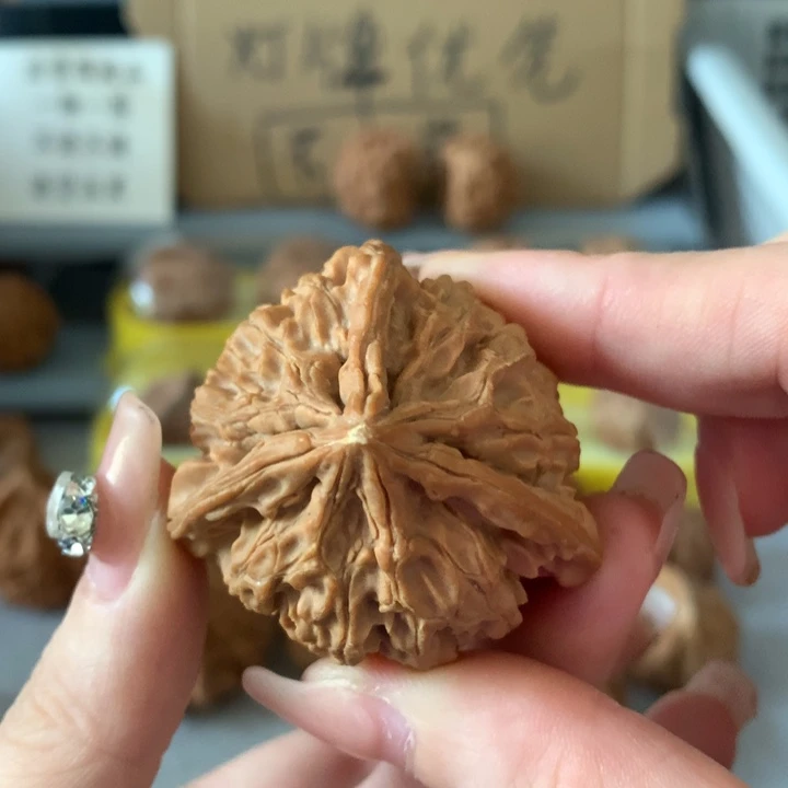 鸿***吊坠文玩核桃异形单只，有瑕疵