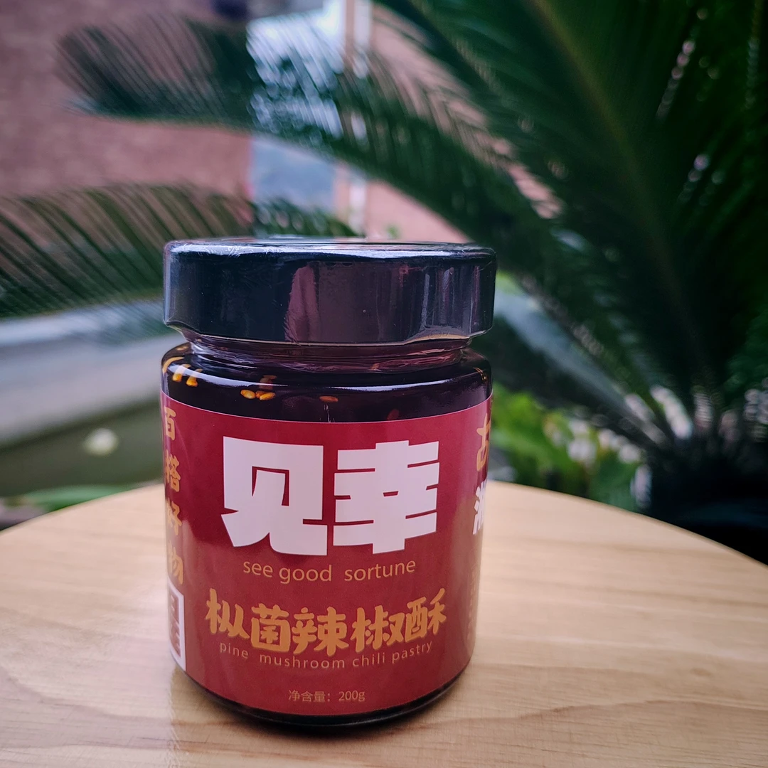 湘凤枞菌辣椒油更是一绝，精选优质辣椒，香得地道，辣得过瘾!
