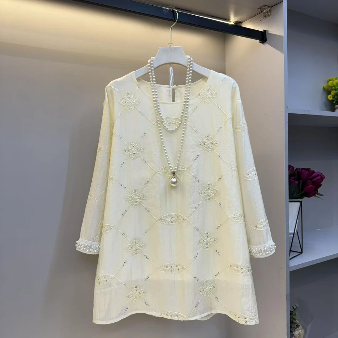 2025年早春新款遮肉显瘦气质大气刺绣衫