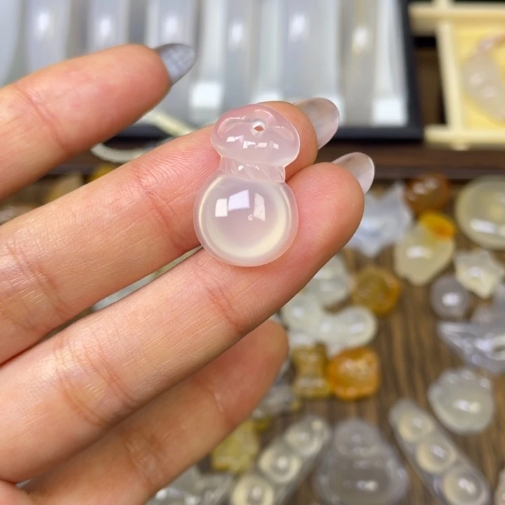 玛瑙/玉髓未镶嵌颈饰福袋