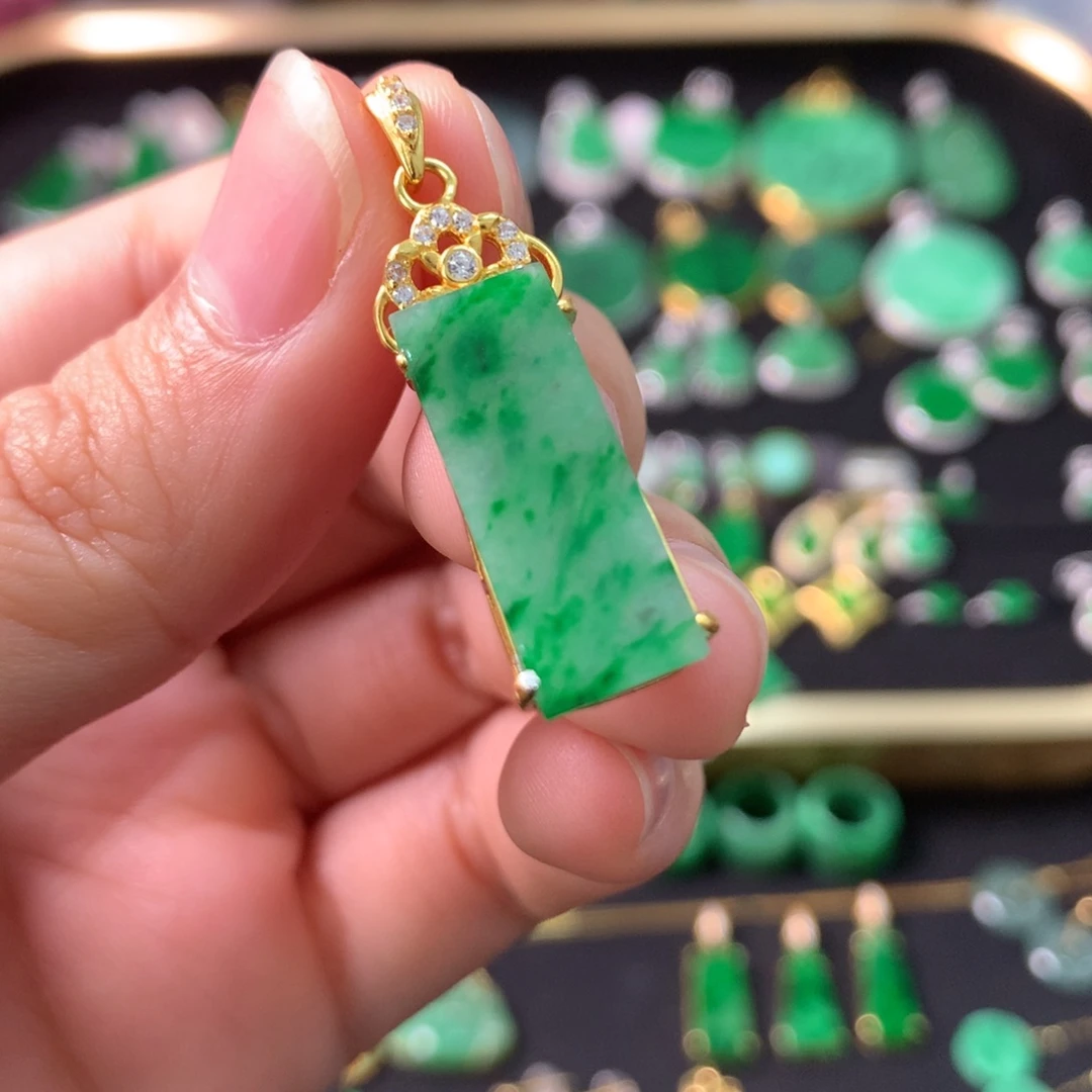 翡翠未镶嵌颈饰有纹