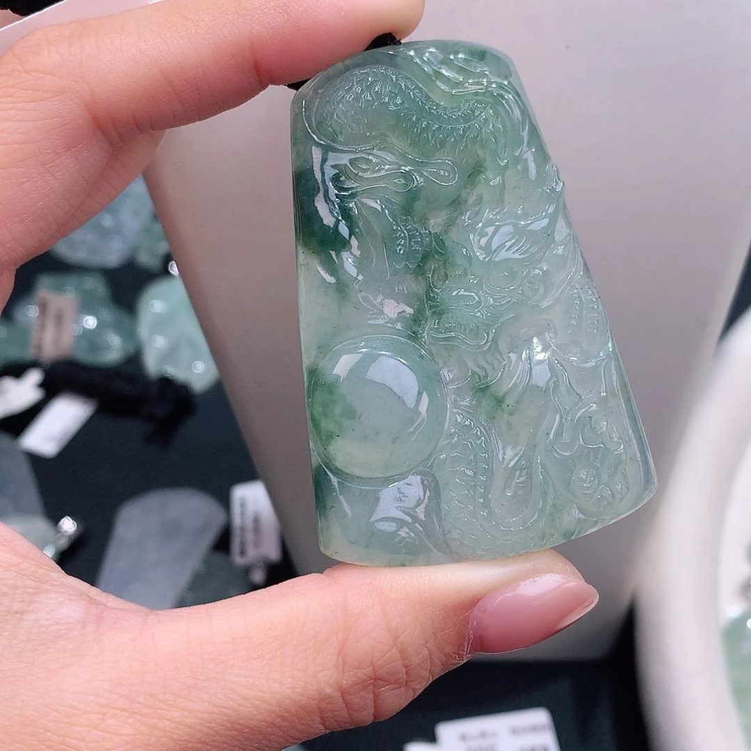 颈饰18K金镶嵌翡翠飘花大龙牌